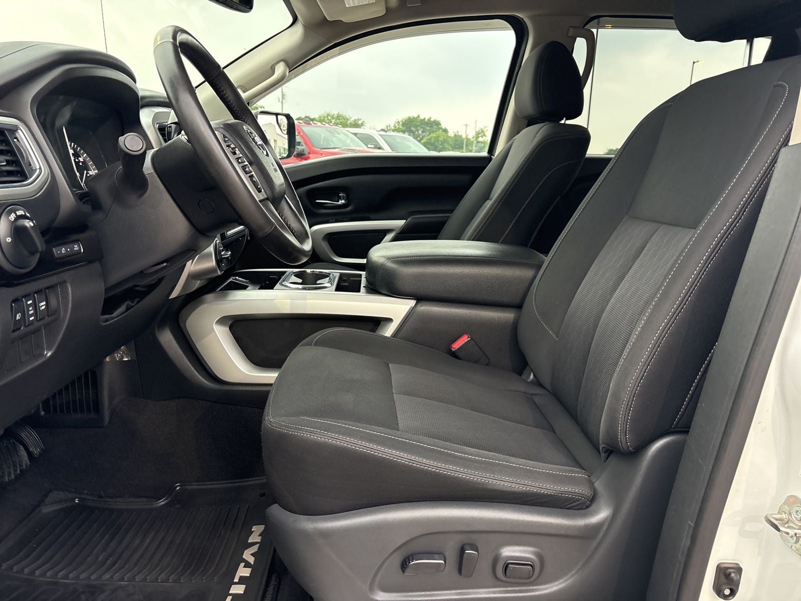 2018 Nissan TITAN SV